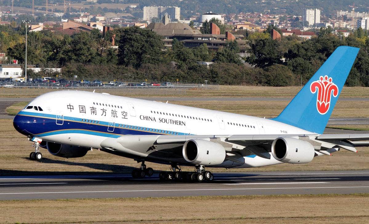 Companhias aéreas chinesas oferecem voos ilimitados para sobreviverem