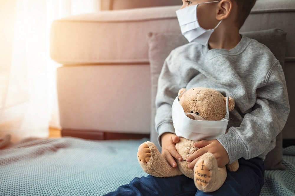 Covid-19 causa mais complicações que a gripe em crianças, mas com baixa mortalidade