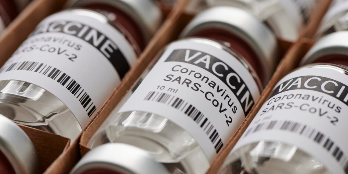 Covid-19: clínicas querem evitar repasse de vacinas ao SUS; entenda