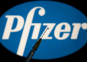 Covid-19: doses da Pfizer são altamente eficazes por seis meses, diz estudo