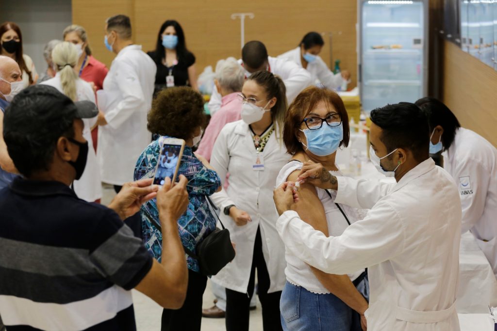 Covid-19: eficácia da primeira geração de vacinas deve durar um ano ou menos, dizem cientistas