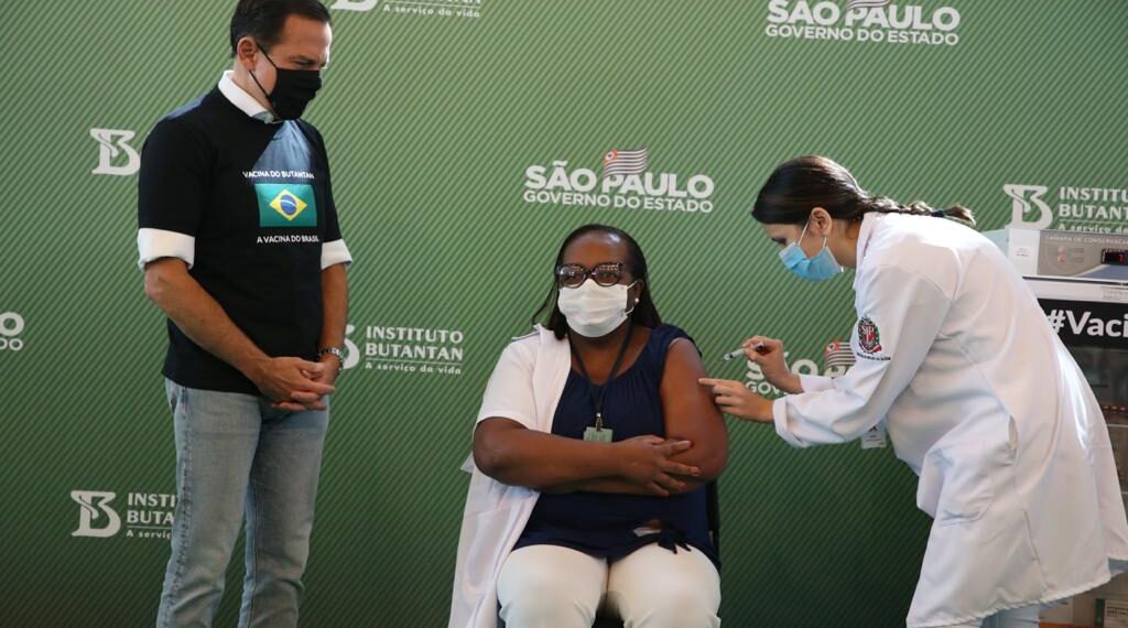 Covid-19: um ano da primeira pessoa era vacinada no Brasil