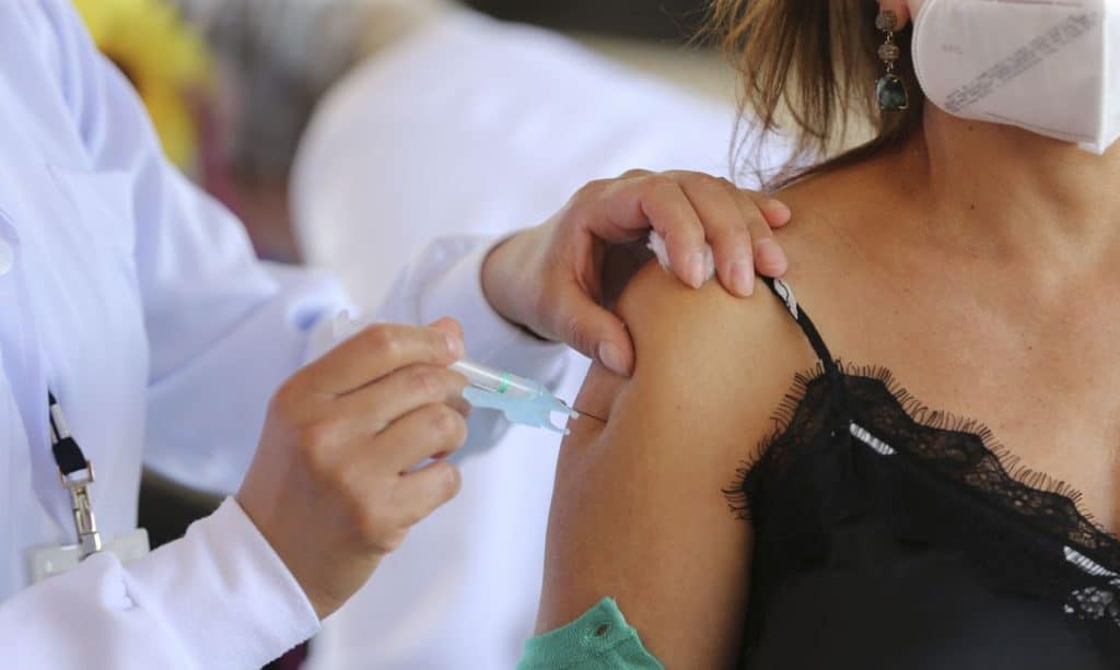 Covid-19: um ano da primeira pessoa era vacinada no Brasil