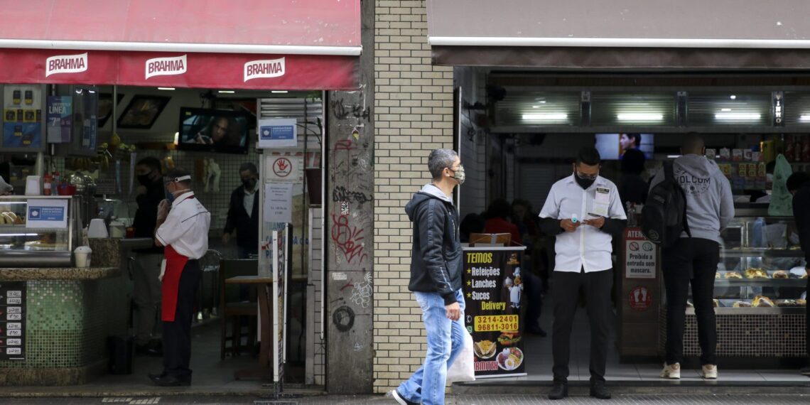 Governo de SP decide fechar bares e restaurantes todos os dias de semana às 20h