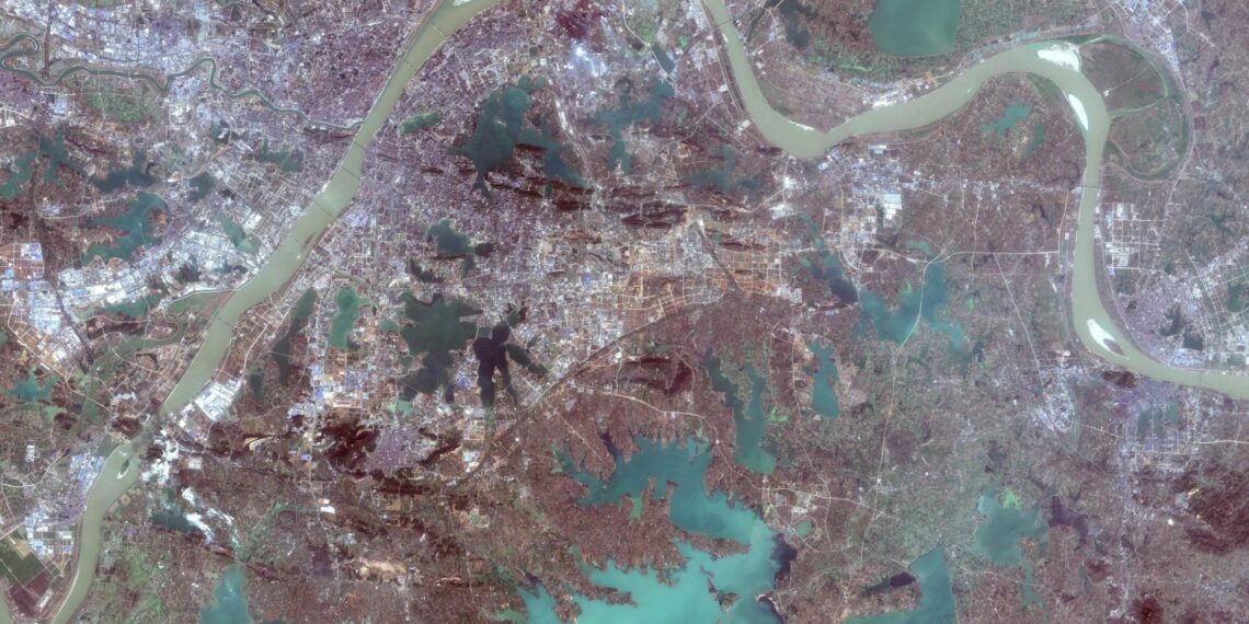 Imagens de satélite mostram ruas desertas em Wuhan, o epicentro do coronavírus