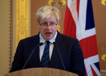 Premiê britânico Boris Johnson é levado para a UTI por Covid-19