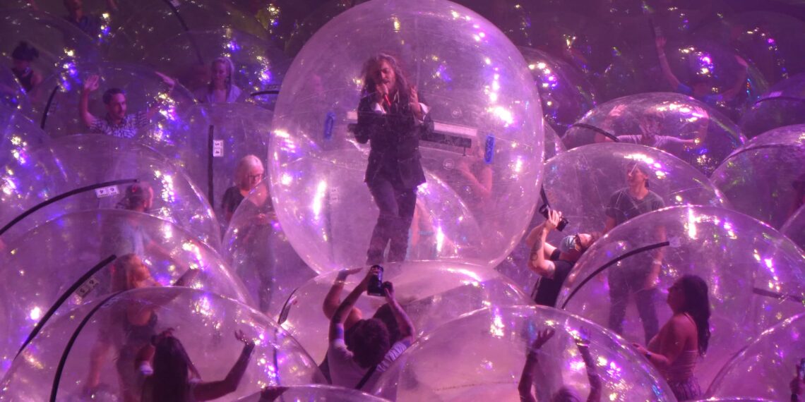 Show dentro de bolha? Flaming Lips faz concerto com público “isolado” nos EUA