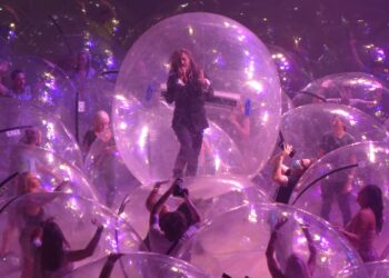 Show dentro de bolha? Flaming Lips faz concerto com público “isolado” nos EUA