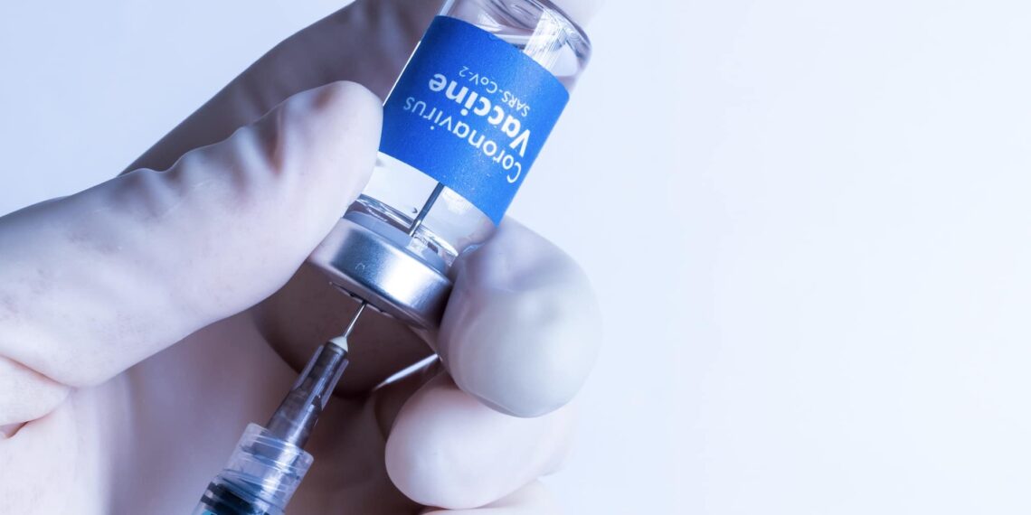 Vacina de Oxford pode interromper transmissão do coronavírus, indica estudo