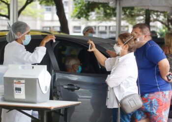 Vacinação reduz de forma significativa as mortes de idosos no Brasil, mesmo com variantes